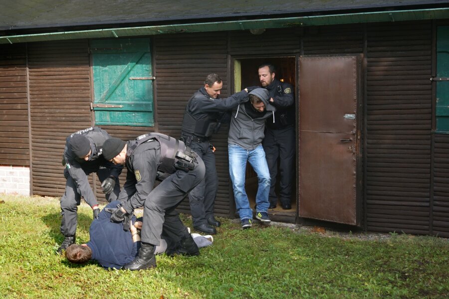 Polizei probt grenzübergreifende Verfolgung - Szenario bei der Polizeiübung am Dienstag: In einer Jagdhütte konnten die Flüchtigen gestellt und festgenommen werden.