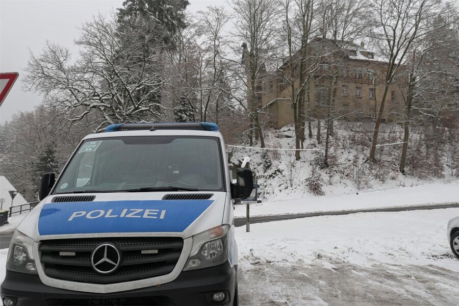 Polizei rückt erneut bei „König“ Peter Fitzek im Erzgebirge an: Wolfsgrüner Schlösschen offenbar versiegelt - Am Freitag ist die Polizei erneut am Wolfsgrüner Schlösschen in Eibenstock angerückt.