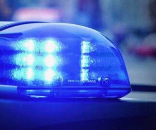 Polizei rückt in Aue zu mehreren Einsätzen aus - Drei Blaulichteinsätze hat es jetzt in Aue gegeben. 