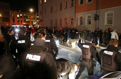 Polizei Sachsen: Gewaltbereitschaft bei Coronaprotesten nimmt zu - Bei den Protesten in Lichtenstein am Montag wurden mehrere Polizisten verletzt. 
