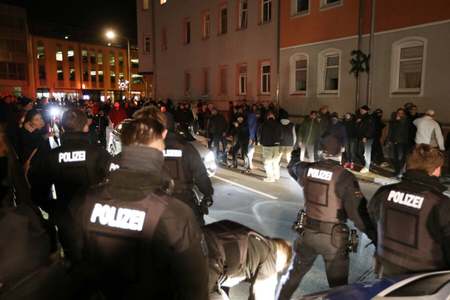 Bei den Protesten in Lichtenstein am Montag wurden mehrere Polizisten verletzt. 