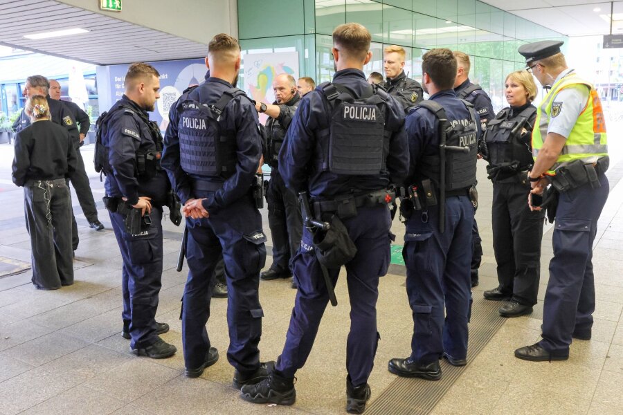 Polizei schießt an Reeperbahn auf Mann mit Spitzhacke - Wegen der Fußball-Europameisterschaft sind viele deutsche und ausländische Polizisten im Einsatz.