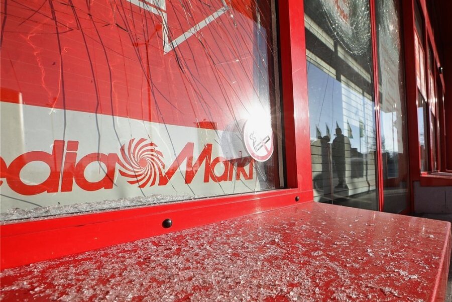 Polizei schließt Akte zur Vandalismusnacht in Meerane: Täter nicht ermittelt - Betroffen war im Februar auch der Media-Markt im A4-Center. 