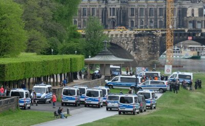 Polizei setzt Demo-Verbot für «Querdenker» in Dresden durch - Polizisten stehen mit Einsatzfahrzeugen am Ufer der Elbe.