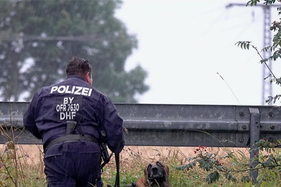 Polizei setzt zum Aufklären des Leichenteilfundes bei Gornau Hund und Drohne ein - Bei der Spurensicherung setzte die Polizei einen Spezialhund ein.