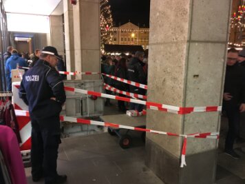 Polizei sichert Loch im Boden auf Chemnitzer Weihnachtsmarkt - Die offene Klappe vor dem Geschäft Ernsting's Family.