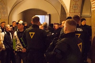 Polizei sicherte Rathaus nach Cegida-Kundgebung - 