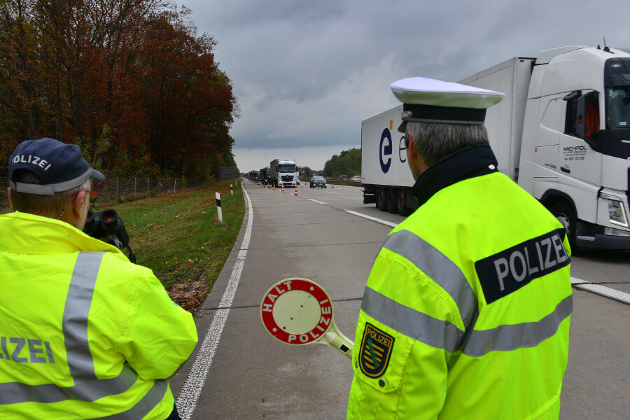 Polizei stellt bei Kontrolle an der A 4 insgesamt 64 Verstöße fest - Kontrolle der Polizei auf der Autobahn A 4 in Richtung Chemnitz auf dem Parkplatz "Rossauer Wald" zwischen Hainichen und Frankenberg.