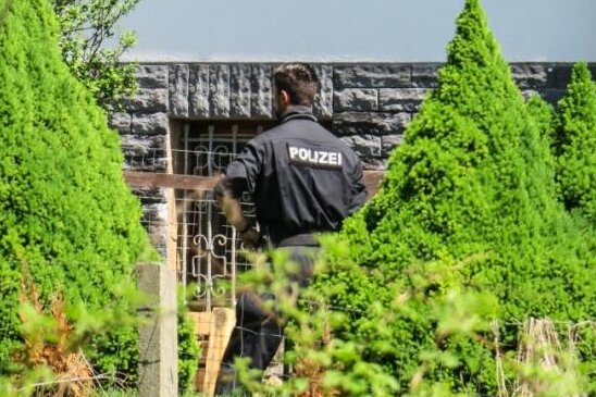 Polizei stellt bei Razzia in Lauter viele Waffen sicher - Mehrere Einsatzkräfte durchsuchten am Mittwoch stundenlang ein Wohnhaus in Lauter-Bernsbach.
