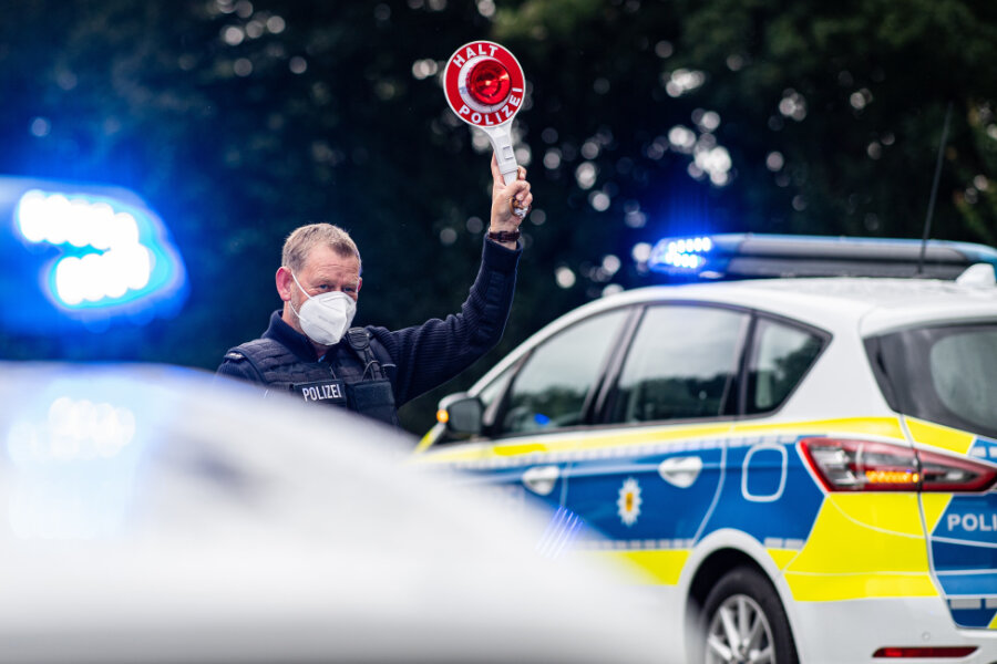 Polizei stellt Fahrzeugdiebe an deutsch-tschechischer Grenze - 