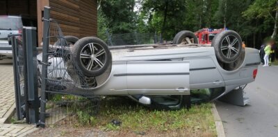 Polizei stellt geflüchteten Fahrer - Mit einer Dachlandung endete die Flucht eines Unfallverursachers am Montagnachmittag in Langenberg. 