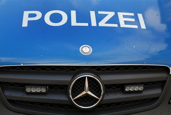 Polizei stellt gestohlenen Mercedes sicher - Fahrer beschädigt Einsatzwagen - 