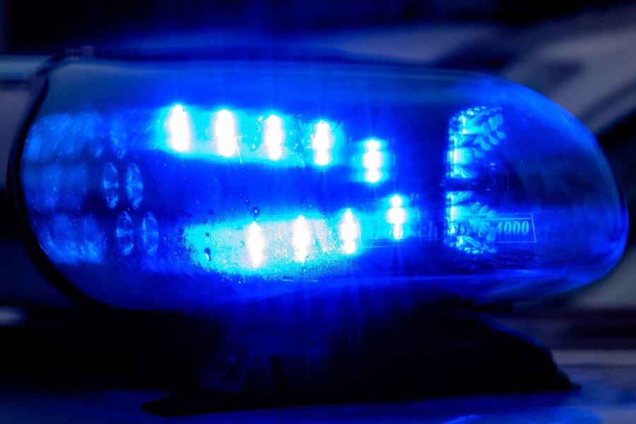 Polizei stellt mehrere Kilogramm Drogen in Leipzig sicher - Blaulicht leuchtet auf einem Fahrzeug der Polizei.