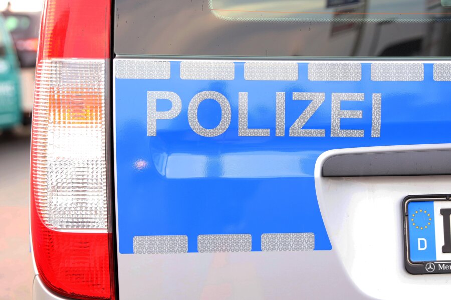 Polizei stellt mutmaßliche Ladendiebe - Die Polizei hat drei mutmaßliche Ladendiebe im Annaberg-Buchholzer Ortsteil Kleinrückerswalde am Freitagabend auf frischer Tat ertappt.