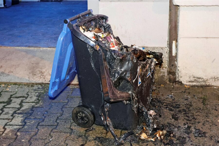Polizei stellt Tatverdächtigen nach Mülltonnenbränden in Chemnitz - Mehrere Müllbehälter sind in der Nacht zum Sonntag durch Feuer zerstört worden, auch an der Gießerstraße.