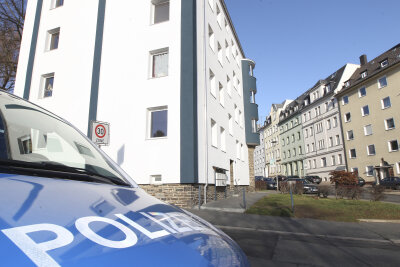 Polizei stellt tödliche Messerstecherei auf der Siegener Straße nach - Nach einem Gewaltverbrechen im Oktober auf der Siegener Straße hat die Kripo die Tat am Donnerstagmorgen am Tatort rekonstruiert.