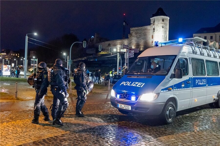 Starke Polizeikräfte waren am Sonntagnachmittag in Plauen zusammengezogen worden, um einen Spaziergang als Protest gegen die Coronapolitik zu unterbinden.