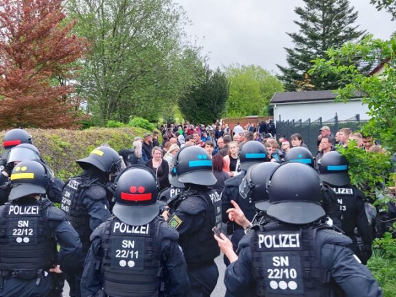 Polizei stoppt Aufzug durch Zwönitz - Polizisten setzten Demonstranten auf der Breiten Straße fest.
