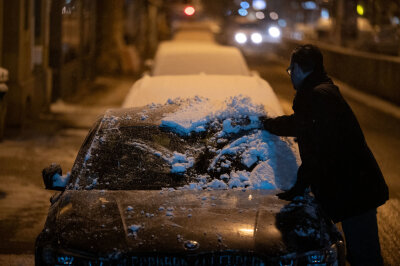 Polizei stoppt Autos: Fahrt mit Schnee auf dem Dach kostet Strafe - Auch das Autodach sollte vor Fahrtantritt gründlich vom Schnee befreit werden.