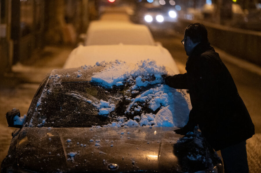 Polizei stoppt Autos: Fahrt mit Schnee auf dem Dach kostet Strafe - Auch das Autodach sollte vor Fahrtantritt gründlich vom Schnee befreit werden.