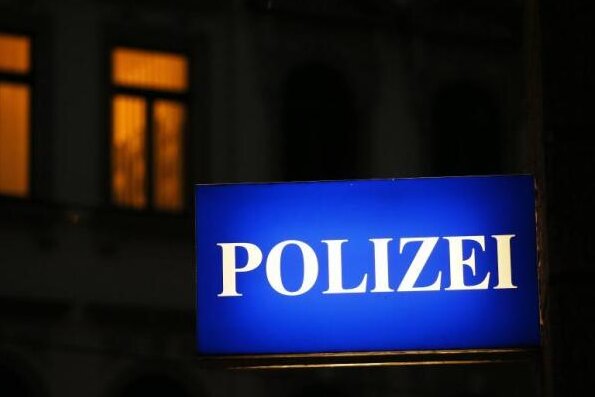 Doppelt erwischt, doppelt angezeigt: Zweimal am selben Abend haben Polizisten in Rochlitz eine betrunkene Autofahrerin gestoppt. 