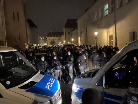Polizei stoppt Corona-Protestler in Zwickau - Die Polizei kesselte die Teilnehmer des Protestzuges auf der Peter-Breuer-Straße in Zwickau ein. 