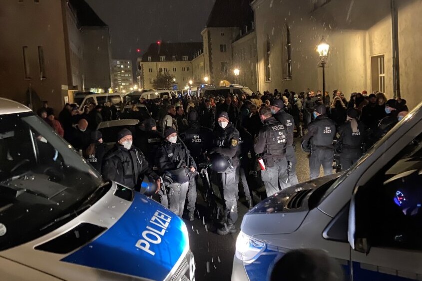 Polizei stoppt Corona-Protestler in Zwickau - Die Polizei kesselte die Teilnehmer des Protestzuges auf der Peter-Breuer-Straße in Zwickau ein. 
