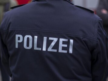            «Polizei» steht auf der Uniform eines Polizisten.