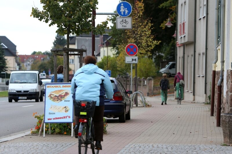 Polizei straft Fahrer auf Oberlungwitzer Radweg ab - Der Radweg an der Hofer Straße in Oberlungwitz darf nur in eine Richtung befahren werden - nämlich in die der Radlerin auf dem Foto. In den vergangenen Wochen hat die Polizei mehrere Radfahrer, die den Weg auch in der Gegenrichtung befuhren, angehalten und einige sogar bestraft.