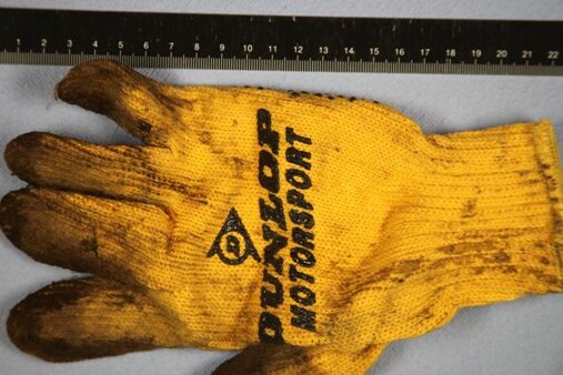 Nach dem Besitzer dieses Handschuhs wird gesucht.