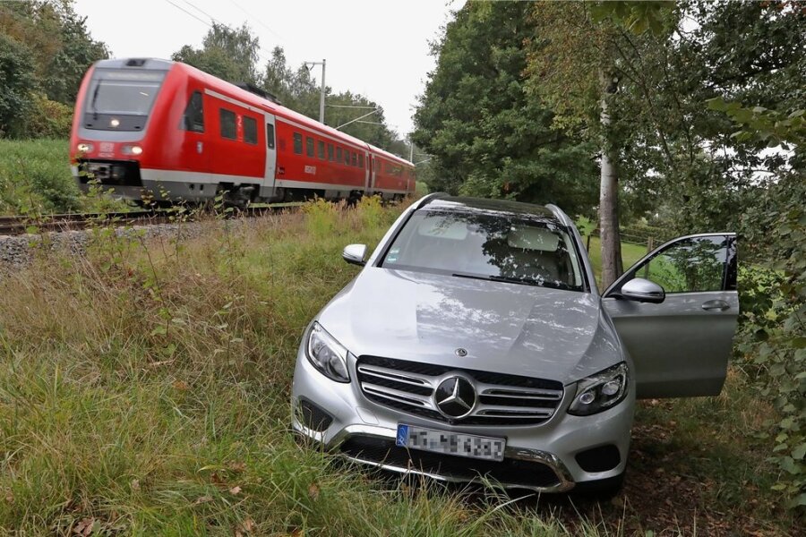 Polizei sucht Mercedes-Dieb mit Großaufgebot und Hubschrauber in Dennheritz - Auf einem Feldweg zwischen Hecke und Bahnlinie steht der gestohlene Mercedes.