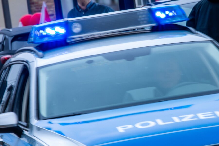 Polizei sucht mit Großaufgebot nach vermisster Valeriia - Ein Streifenwagen der Polizei ist mit Blaulicht im Einsatz.
