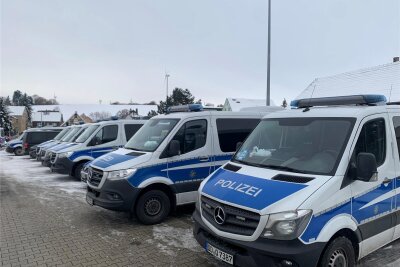 Polizei sucht mit großem Aufgebot nach vermisster 13-Jähriger in Mülsen – und ist erfolgreich - Die Polizeiflotte parkte auf dem Netto-Parkplatz.