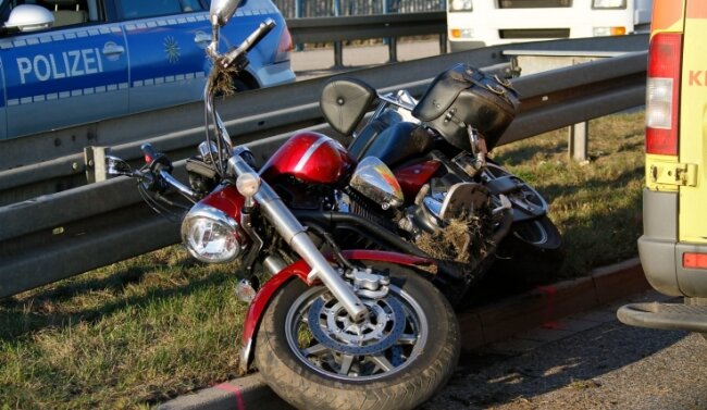 <p class="artikelinhalt">Das Motorrad des am Samstag tödlich verunglückten 43-Jährigen an der Unfallstelle auf dem Südring. </p>