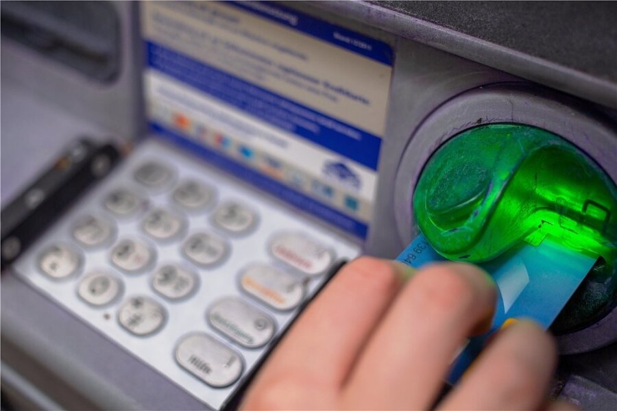 Eine 82-Jährige wurde am Geldautomaten Opfer eines ungewöhnlichen Diebstahls. 
