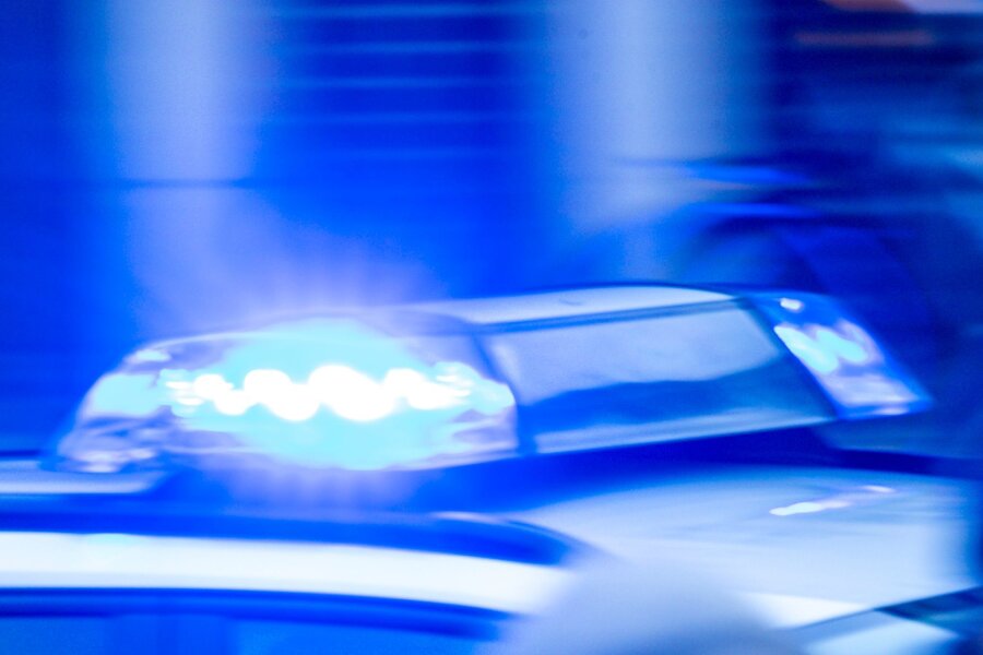 Polizei sucht nach entlaufenem Bullen und warnt Bevölkerung - Ein Einsatzfahrzeug der Polizei fährt mit Blaulicht.