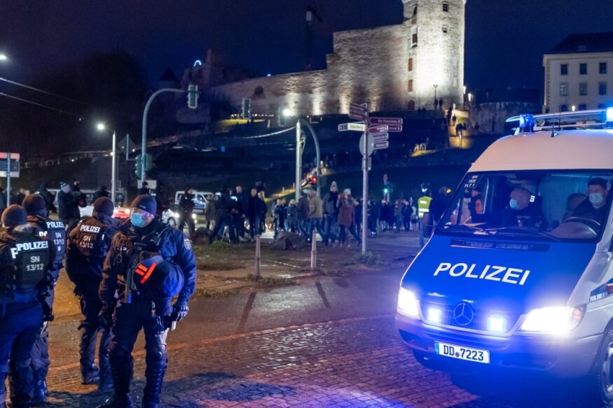 Polizei sucht Rolle bei Corona-Protesten - Polizeieinsatz während einer Demonstration von Kritikern der Coronamaßnahmen an einem Adventssonntag in der Plauener Innenstadt. 