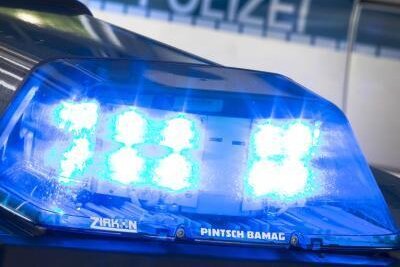 Polizei sucht Zeugen: Geländewagen in Zwickau schiebt Pickup vor sich her - 