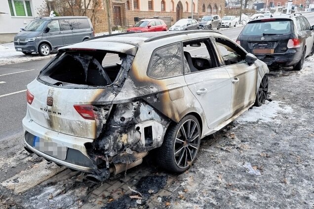 Polizei sucht Zeugen nach Autobrand - Der Seat Cupra wurde vom Feuer stark beschädigt. 