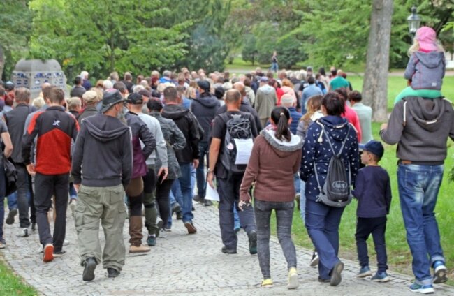 Polizei: Unangemeldeter Protest ist Freiberger Phänomen - Rund 630 Teilnehmer zählte allein der nicht angemeldete Aufzug durch Freiberg am Montag dieser Woche. Die anschließende Demonstration auf dem Obermarkt besuchten rund 800 Menschen. 