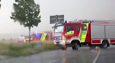Polizei und Feuerwehr rücken wegen Gewitters aus - Feuerwehren wurden wegen Blitzeinschlags auf einem Feld alarmiert. Der Regen hatte das Feuer beim Eintreffen der Einsatzkräfte schon gelöscht.