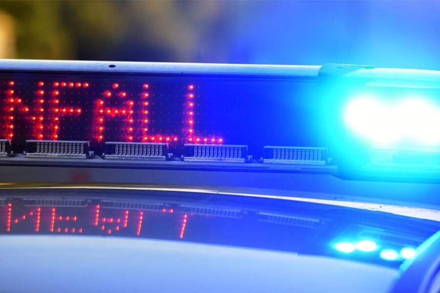 Polizei und Rettungsdienst vor der Lindenschule in Crimmitschau: Das war der Grund - Ein 15-jähriger Radfahrer hat sich bei einem Unfall an der Lindenschule leicht verletzt.