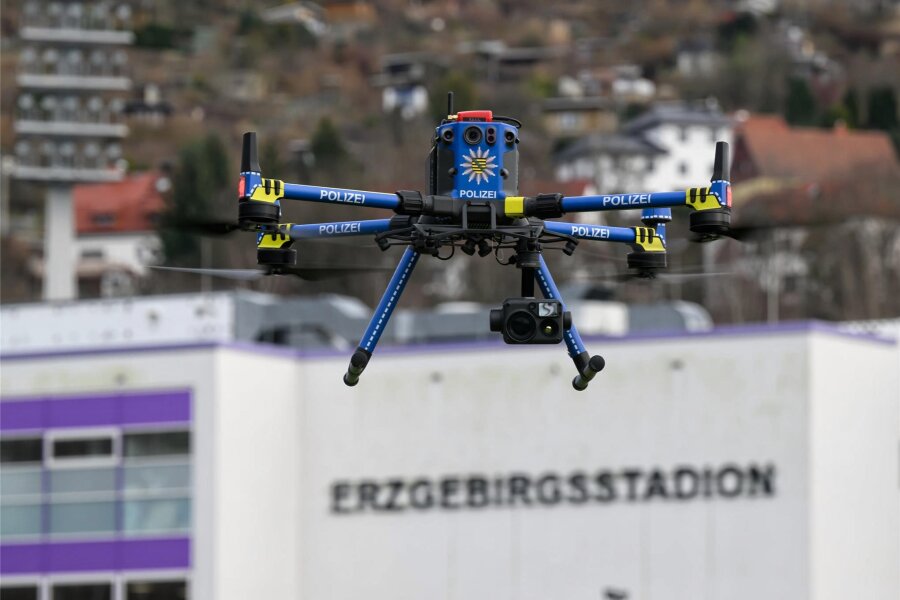 Polizei verdreifacht ihren Einsatz von Drohnen - Auch beim Spiel des FC Erzgebirge Aue gegen die SG Dynamo Dresden kam es am Sonntag zum Einsatz einer Drohne.