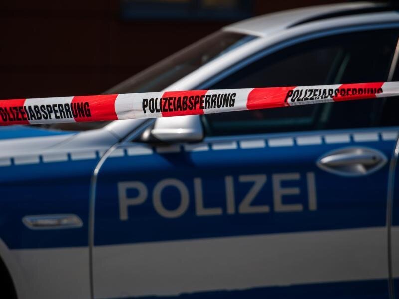 Polizei verhindert geplanten "Corona-Spaziergang" in Zwönitz -             Ein Polizeiauto steht hinter einem Absperrband der Polizei.