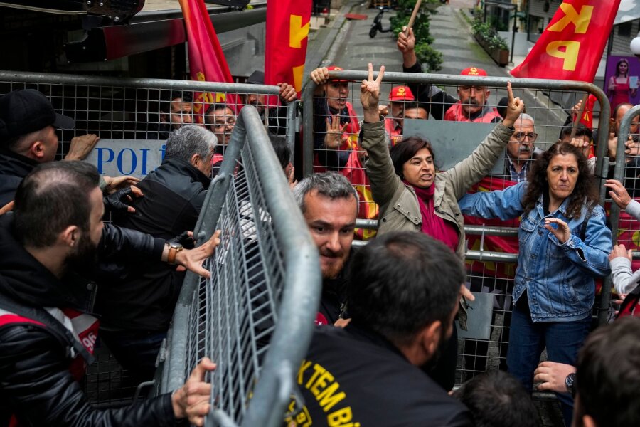 Polizei verhindert mit Tränengas Mai-Marsch in Istanbul - Demonstrierende geraten in Istanbul mit Polizeibeamten aneinander. Dutzende Menschen, die versuchten, den Taksim-Platz zu erreichen, wurden festgenommen.