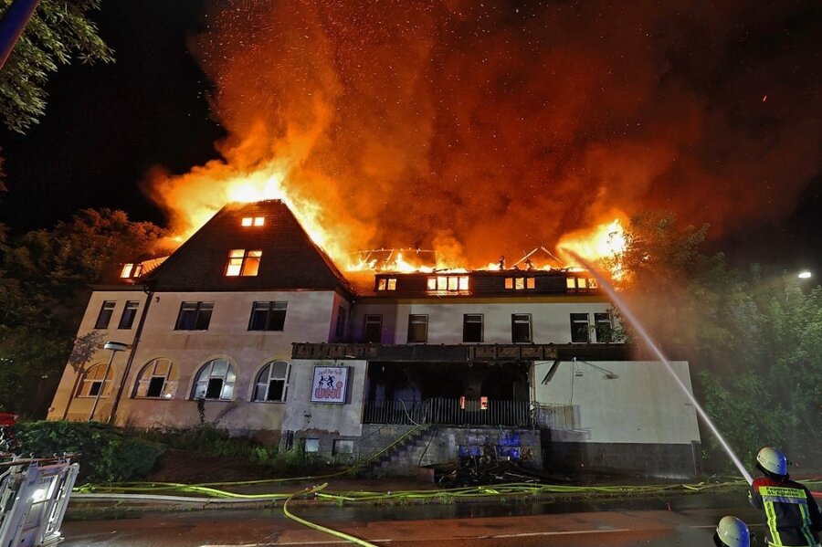 Am 3. Juli: Flammen schlagen aus dem Obergeschoss des "Uni". 140 Feuerwehrleute kämpfen stundenlang gegen die Flammen, können das Gebäude aber nicht mehr retten. 