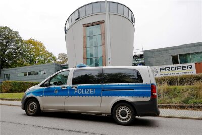 Polizei verschärft Präsenz vor jüdischen Einrichtungen in Chemnitz - Polizei vor der Synagoge: Nach Angriffen der Hamas auf Israel sind auch jüdische Einrichtungen in Chemnitz bedroht.