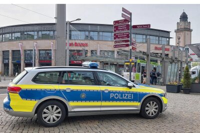 Polizei vertreibt betrunkenen Mann vom Plauener Postplatz - und platziert ihn zunächst ausgerechnet vor der Musikschule - Einen Polizeieinsatz wegen eines betrunkenen Mannes gab es am Dienstag am Plauener Postplatz.