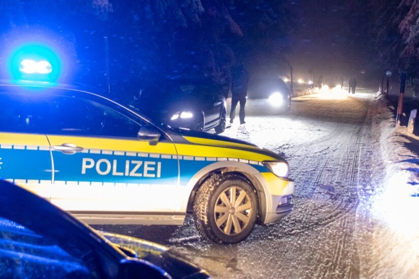 Polizei von Autofahrer bedroht - Driftende Autofahrer haben Wochenende am Fichtelberg für einen Polizeieinsatz gesorgt. 