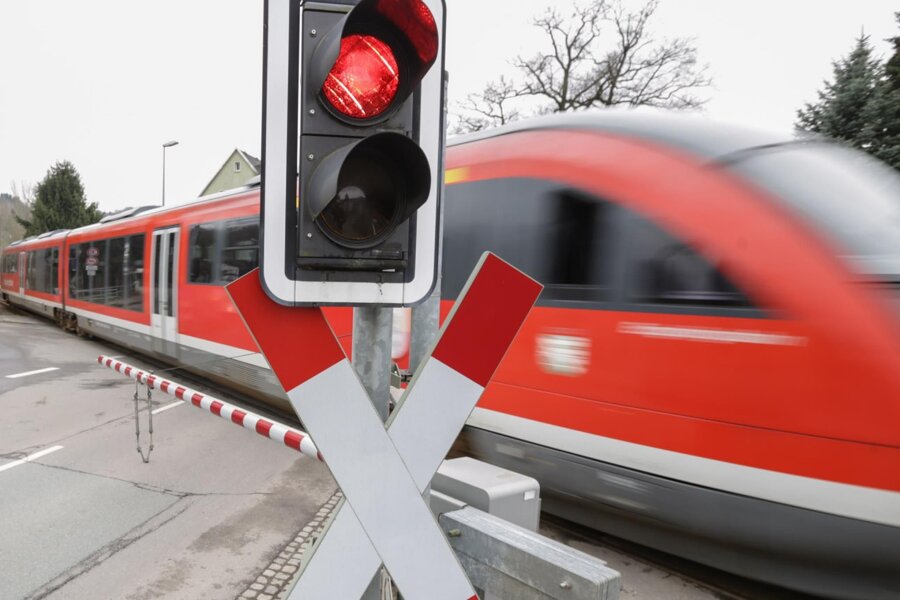 Polizei warnt: Mehrere Bahnübergänge im Erzgebirge von Störungen betroffen - Mehrere Bahnübergänge der Erzgebirgsbahn sind am Montagmorgen von Störungen betroffen.